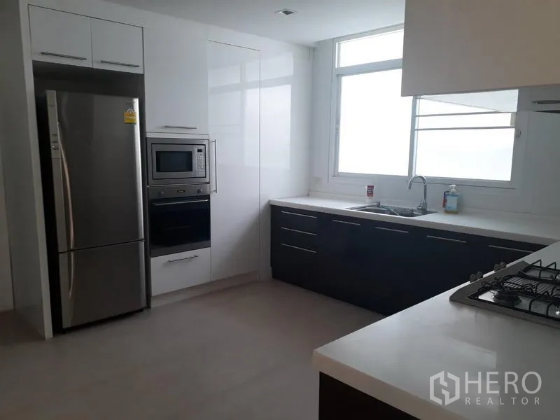 บ้าน ให้เช่าในWatthana, Bangkok - ครัวยุโรปสไตล์โมเดิร์น ตู้เย็นสแตนเลส เตาอบ ไมโครเวฟ เตาแก๊ส และท็อปขาว