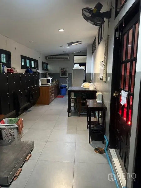 อาคารพาณิชย์ ให้เช่าในPhra Khanong, Bangkok - โซนแพนทรีหลังบ้านทางเดินยาว มีตู้ล็อกเกอร์ ไมโครเวฟ ตู้เย็น และประตูออก