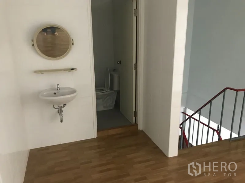 สำนักงานที่บ้าน ให้เช่าในPhra Khanong, Bangkok - โถงบันไดชั้นบนพร้อมอ่างล้างหน้า ตรงข้ามประตูห้องน้ำ และราวบันไดเหล็ก