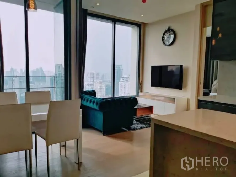 คอนโด ให้เช่าหรือขายในWatthana, Bangkok - ห้องนั่งเล่นและรับประทานอาหารแบบโอเพ่นพร้อมผนังกระจกเต็มบานและวิวสกายไลน์กรุงเทพฯ