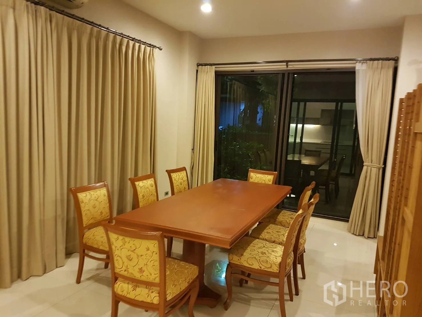 ทาวน์เฮาส์ ให้เช่าในBang Kapi, Bangkok - มุมทานอาหารโต๊ะไม้รองรับได้แปดที่นั่ง เก้าอี้บุลาย และผ้าม่านเต็มผนัง