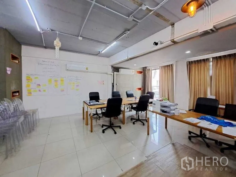 零售空间 出租在Khlong Toei, Bangkok - 楼上办公与会议区，配工作桌、空调与充足采光