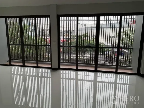 อาคารพาณิชย์ ให้เช่าในSuan Luang, Bangkok - หน้าต่างกระจกเต็มผนังพร้อมซี่กันตก มองเห็นถนนด้านหน้า