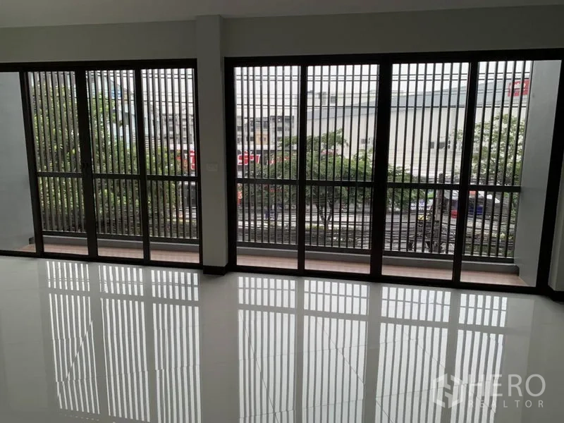 อาคารพาณิชย์ ให้เช่าในSuan Luang, Bangkok - หน้าต่างกระจกเต็มผนังพร้อมซี่กันตก มองเห็นถนนด้านหน้า