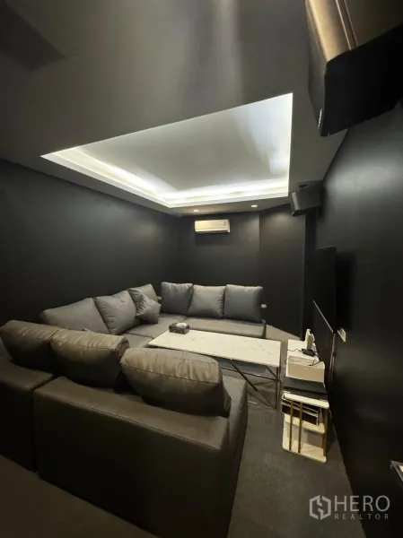 อาคารพาณิชย์ ให้เช่าในBangkok - ห้องส่วนตัว โซฟาเข้ามุมสีเทา ฝ้าหลุมไฟซ่อน และเครื่องปรับอากาศผนัง