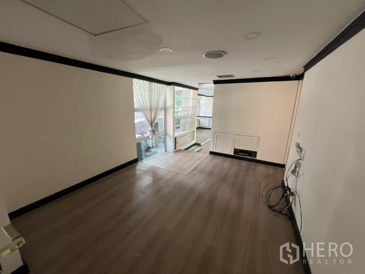 พื้นที่ขายปลีก ให้เช่า - ห้องว่างพื้นลามิเนต มีผ้าม่านและพื้นที่ต่างระดับ