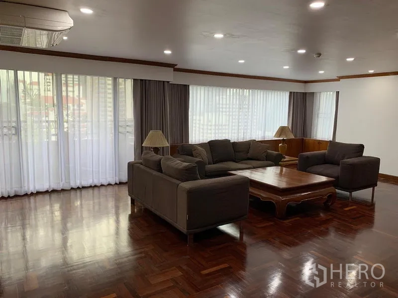 คอนโด ให้เช่าในWatthana, Bangkok - ห้องรับแขกมุมอาคาร กระจกเต็มบาน ผ้าม่านโปร่ง และพื้นไม้โทนเข้ม ที่ Liberty Park 1 สุขุมวิท 23