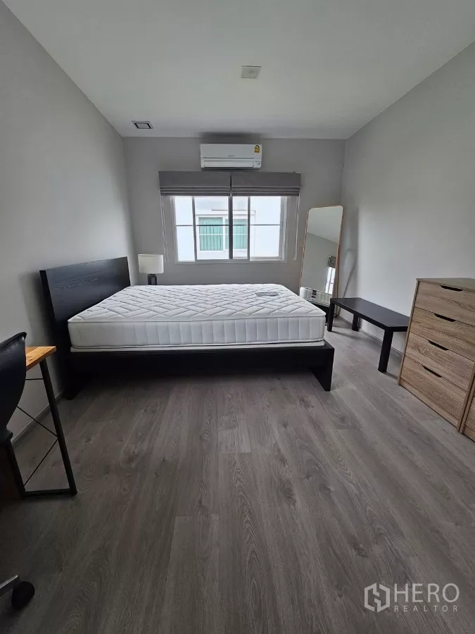 บ้าน ให้เช่าในPrawet, Bangkok - ห้องนอนที่สองมุมอื่น มีเตียง กระจกยืน ลิ้นชัก และแอร์