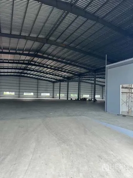 工厂 出租在Rayong - 开放式生产区，钢柱结构，侧窗与采光板引入自然光。