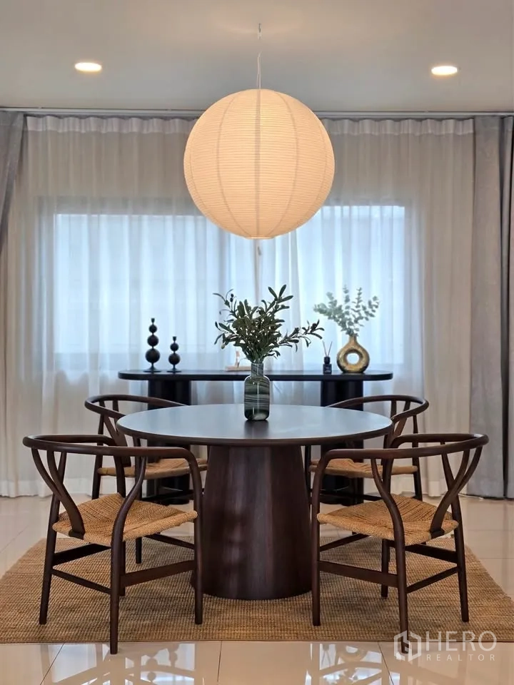 บ้านเดี่ยว for rent or sale in Bang Phli, Samut Prakan - ห้องทานข้าวใต้โคมทรงกลม โต๊ะกลมและเก้าอี้สี่ตัว
