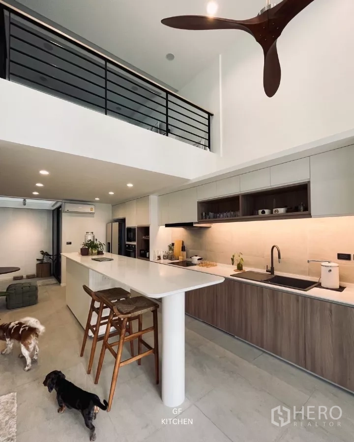 ทาวน์เฮาส์ ให้เช่าในSuan Luang, Bangkok - ครัวโอเพ่นสเปซพร้อมไอส์แลนด์ยาว ราวชั้นลอยด้านบน และตู้บิวท์อินดีไซน์เรียบหรู