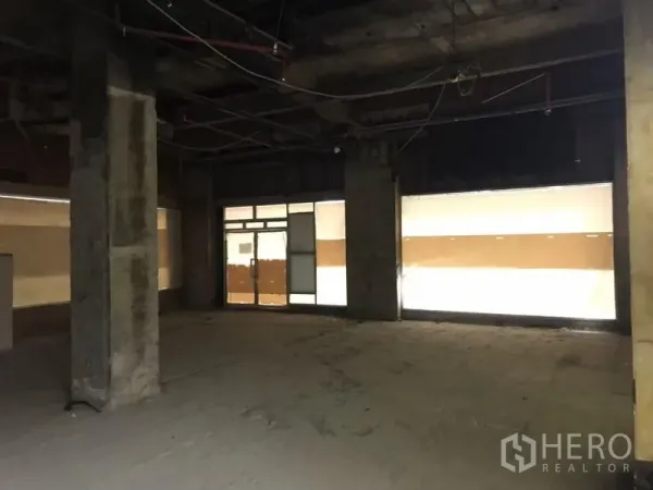 零售空间 出租在Bang Rak, Bangkok - 宽敞店铺毛坯空间，带玻璃入口与长条临街橱窗。