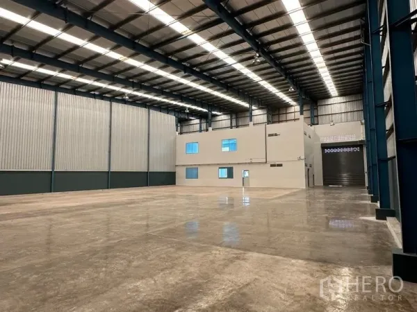 โรงงาน ให้เช่าในBang Phli, Samut Prakan - ฮอลล์โกดังพร้อมบล็อกสำนักงาน ช่องแสง และประตูม้วนขนาดใหญ่