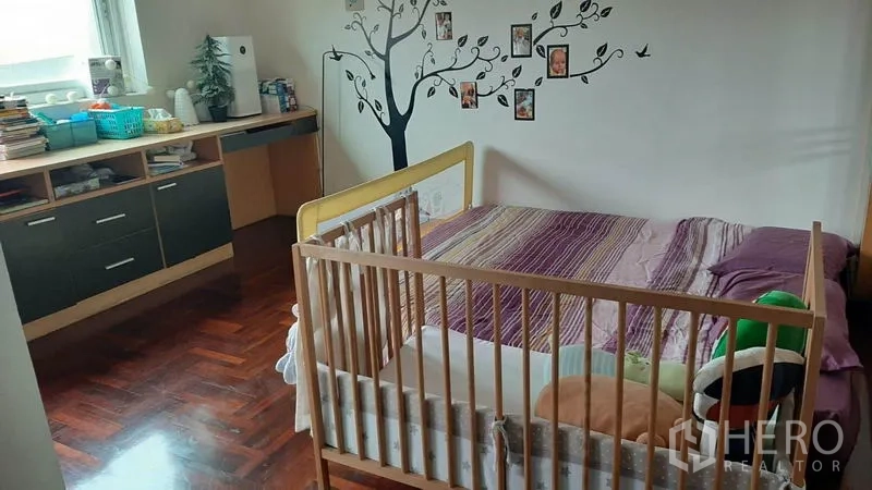 คอนโด ให้เช่าในWatthana, Bangkok - ห้องนอนพร้อมโต๊ะทำงานริมหน้าต่าง ตู้เก็บของ เตียงคู่และเตียงเด็ก บนพื้นไม้ขัดเงา