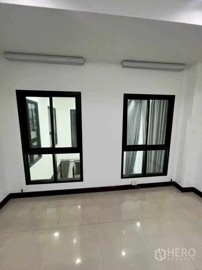 Home Office for rent in Wang Thonglang, Bangkok - Interior windows overlooking the double-volume hall, ideal for supervision.