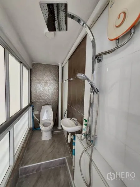 公寓 出租或出售在Khlong Toei, Bangkok - 次卫，雨淋花洒、马桶与小洗手盆的封闭空间