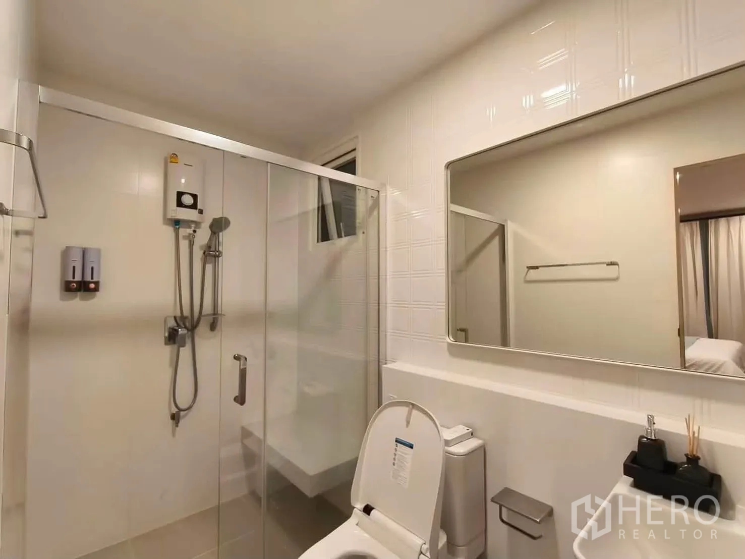 独栋房屋 for rent in Bang Phli, Samut Prakan - 第二卫生间带玻璃淋浴、热水器与大镜子。