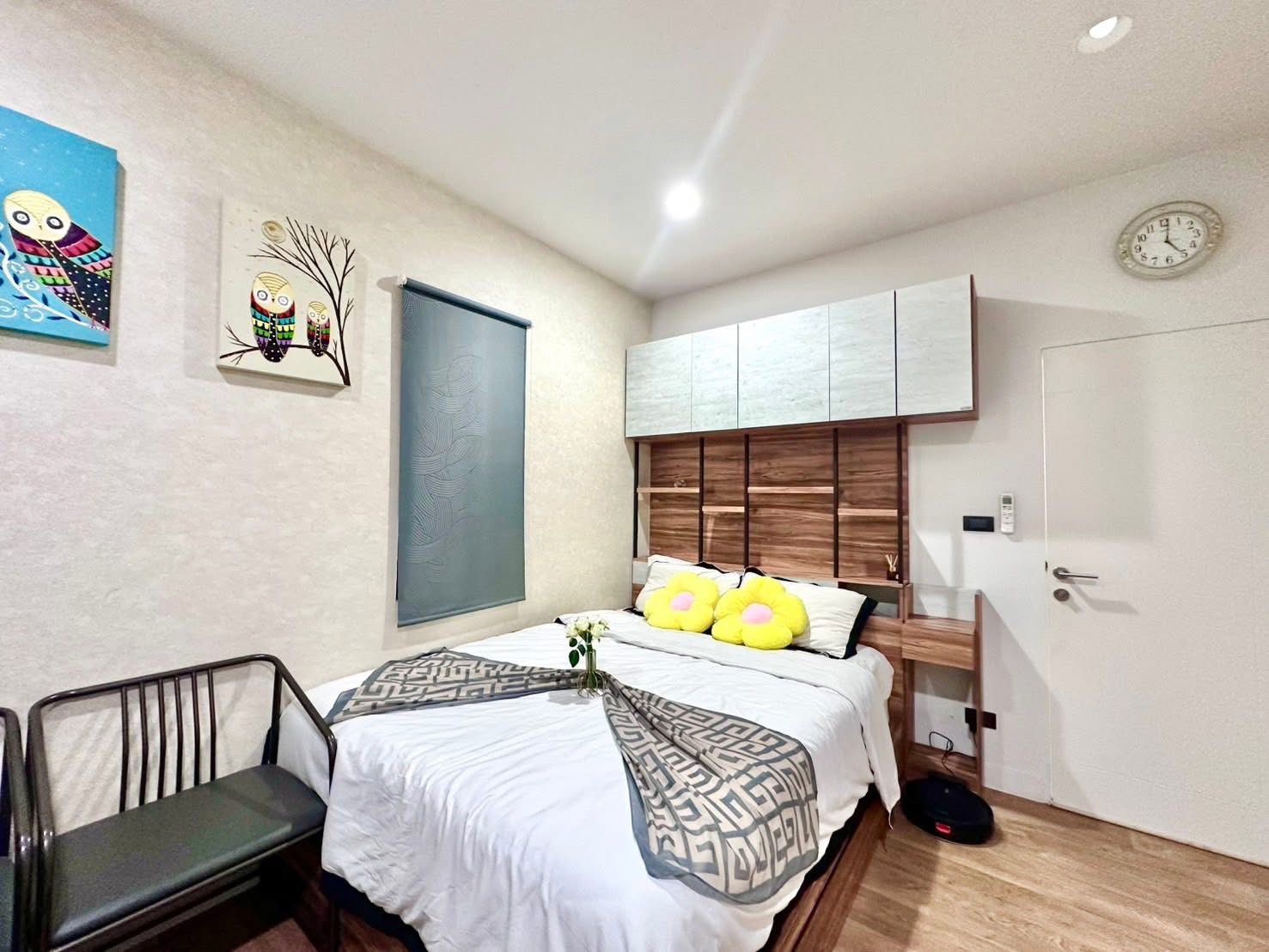 独立式住宅 出租在Bang Kapi, Bangkok - 紧凑客卧，内置床头、壁柜与装饰画。