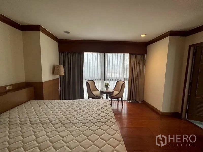 คอนโด ให้เช่าในWatthana, Bangkok - ห้องน้ำหลักพร้อมอ่างอาบน้ำ เคาน์เตอร์อ่างล้างหน้า และหน้าต่างรับแสง