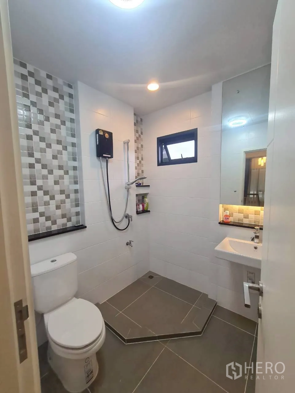 บ้าน ให้เช่าหรือขายในLam Luk Ka, Pathum Thani - ห้องน้ำชั้นล่าง พร้อมโซนห้องอาบน้ำ สุขภัณฑ์และอ่างล้างหน้า