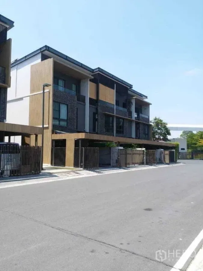 ทาวน์เฮาส์ ให้เช่า - ทาวน์โฮมสามชั้นสไตล์โมเดิร์นเรียงแถว พร้อมที่จอดรถหน้าบ้านในถนนเงียบสงบ