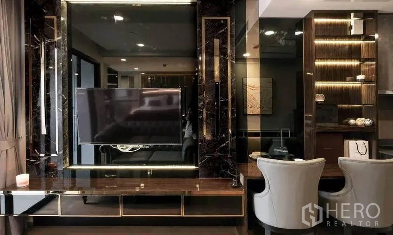 คอนโด ให้เช่าในBang Rak, Bangkok - มุมนั่งเล่นพร้อมผนังทีวีหินอ่อน ตู้ลอย และเก้าอี้สำหรับทานอาหารหรือทำงาน