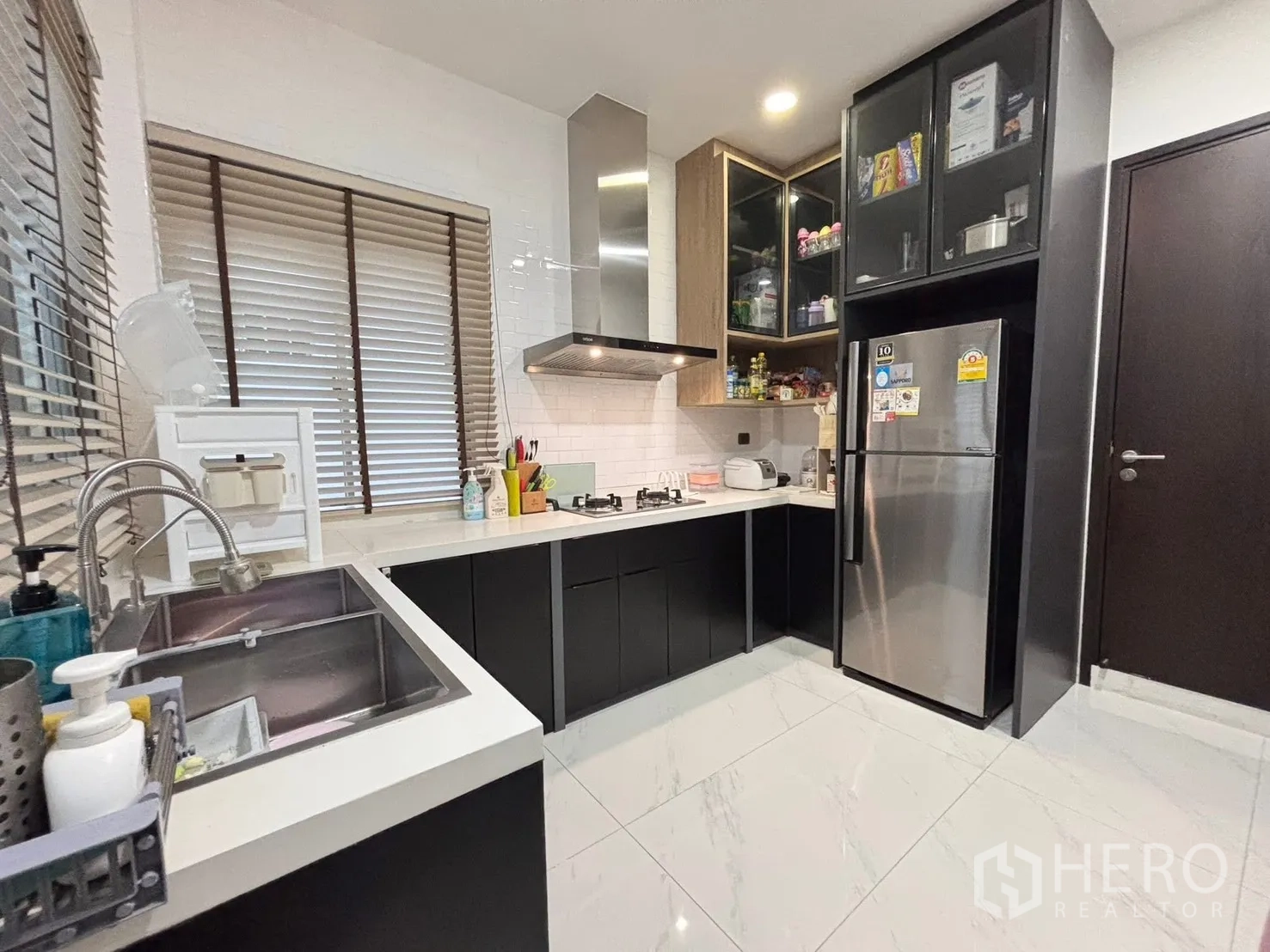 Detached House for rent in Bang Phli, Samut Prakan - U-shaped kitchen with gas hob, range hood and stainless refrigerator.