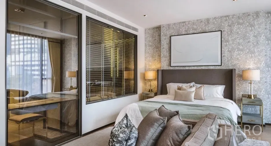 คอนโด ให้เช่าในWatthana, Bangkok - ห้องนอนสไตล์โมเดิร์น ผนังกระจก เตียงหัวบุ และวิวเมือง