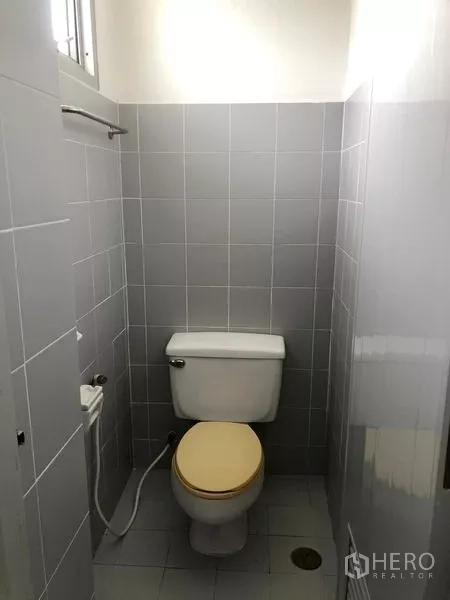 工厂 出租在Mueang Chon Buri, Chon Buri - 独立马桶间，灰色瓷砖地墙，带喷枪