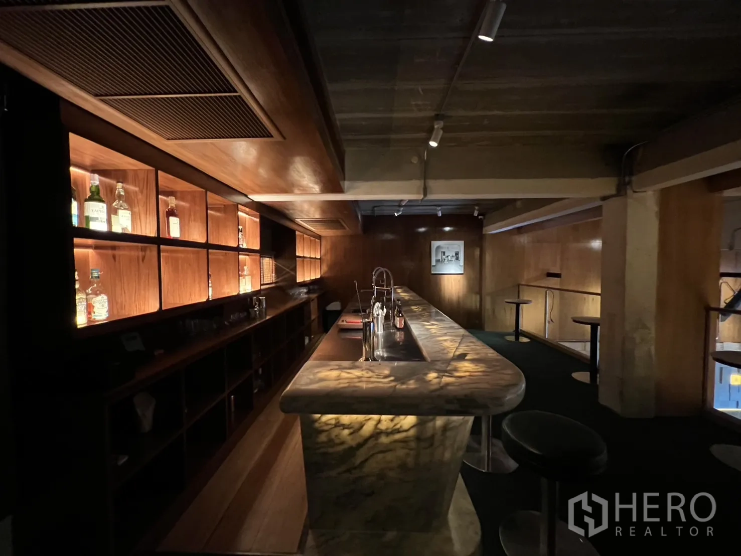 零售空间 出租在Watthana, Bangkok - 吧台区，石质台面、氛围灯与吧凳。