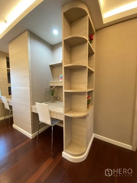 คอนโด ให้เช่าในBang Rak, Bangkok - ชั้นวางทรงโค้งกั้นพื้นที่ พร้อมโต๊ะทำงานสองจุด