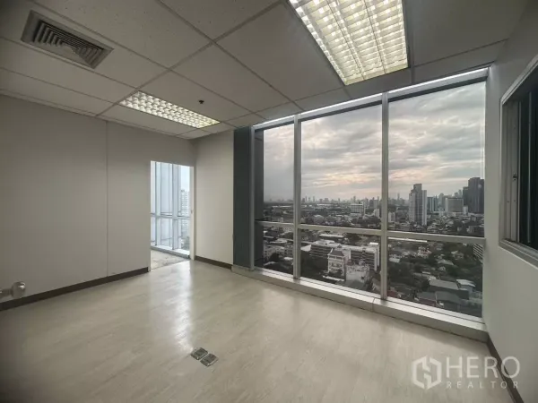 办公空间 出租在Khlong Toei, Bangkok - 带大面积玻璃墙的独立办公室，俯瞰城市景色