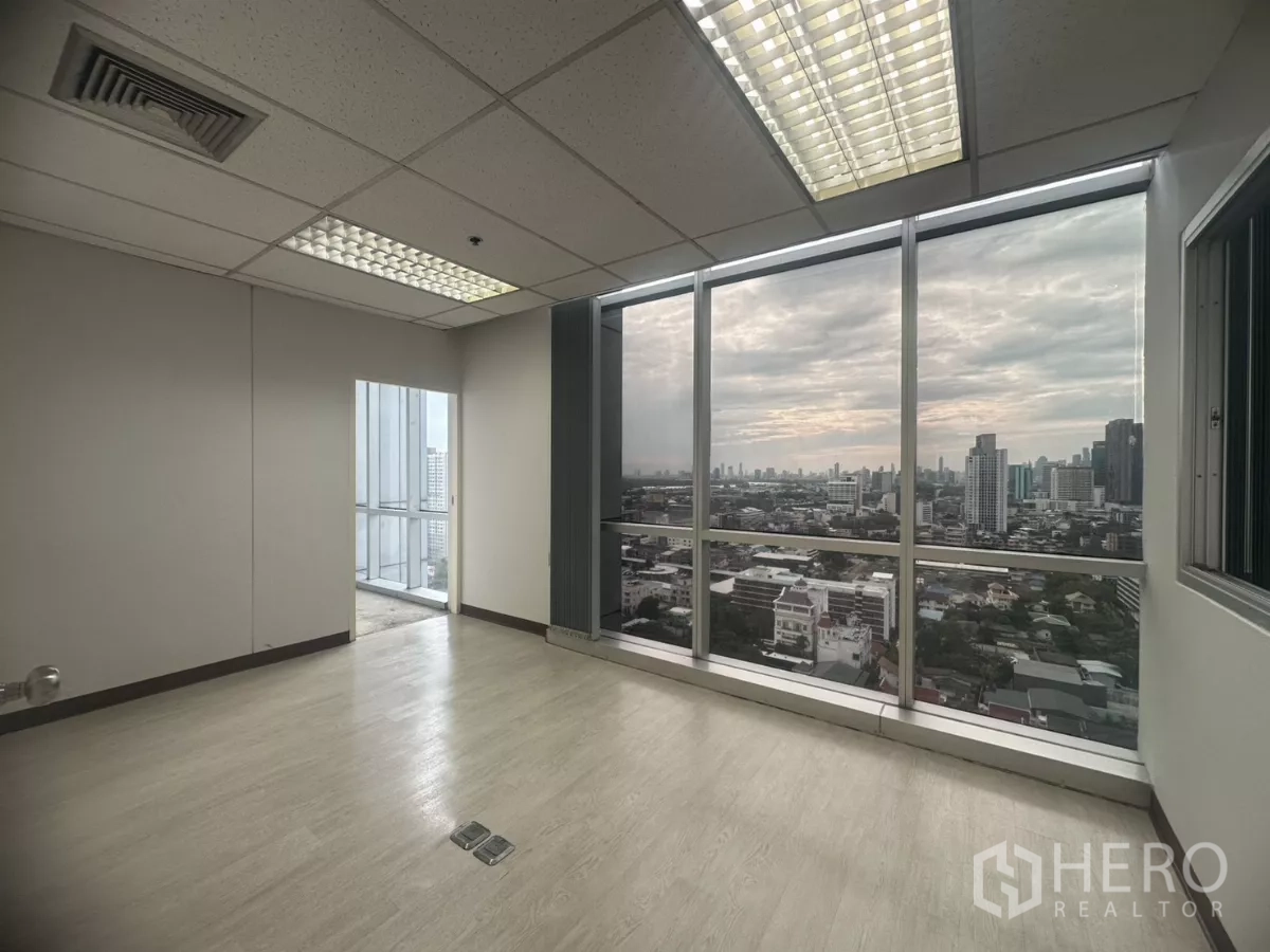 办公空间 出租在Khlong Toei, Bangkok - 带大面积玻璃墙的独立办公室，俯瞰城市景色