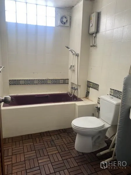 店屋 出租在Watthana, Bangkok - 卫生间带浴缸、花洒、坐便器与玻璃砖窗，配热水器