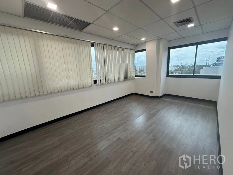 办公空间 出租在Khlong Toei, Bangkok - 明亮的转角办公室，百叶帘与转角窗