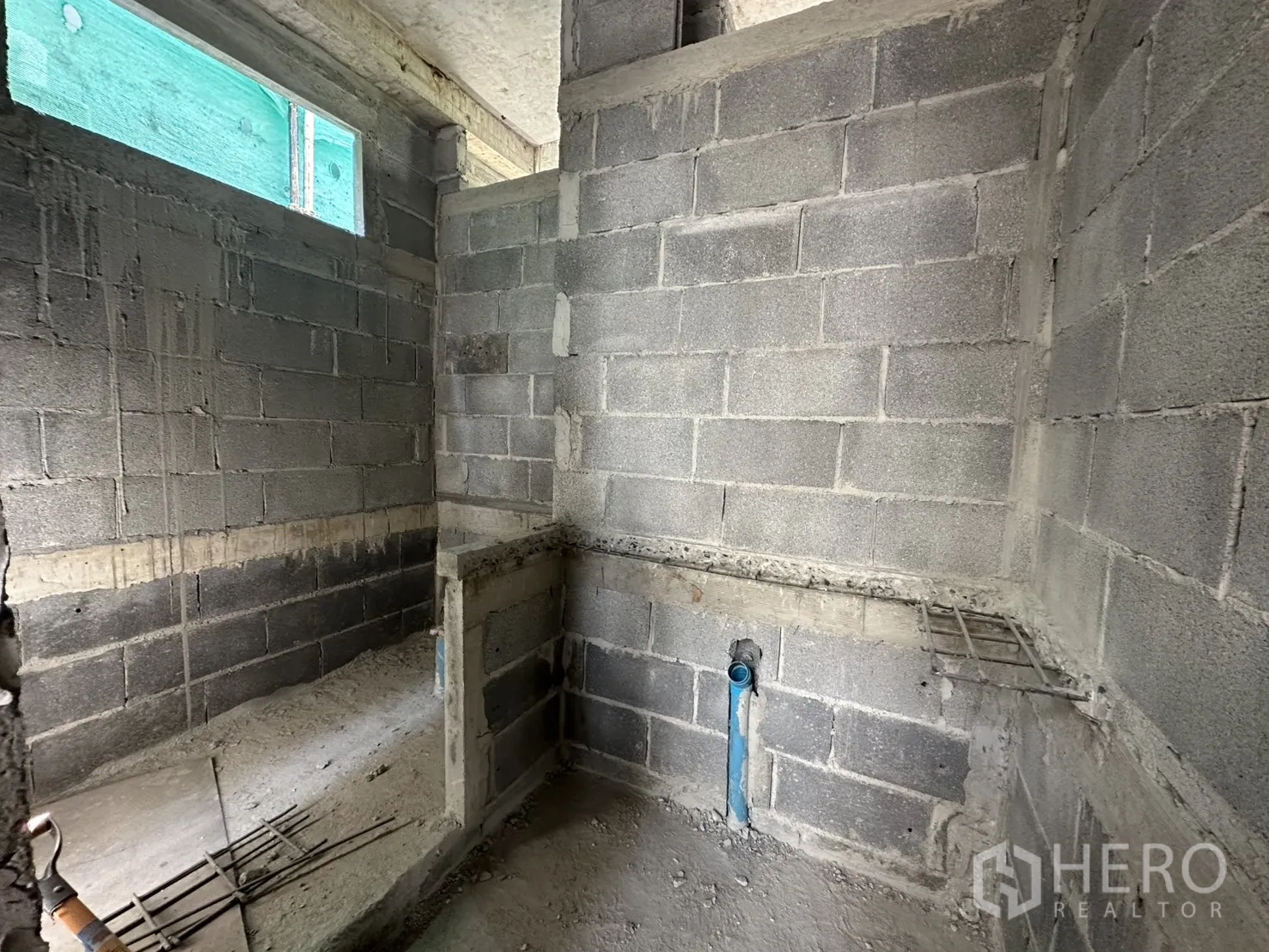 零售空间 for rent in Bang Na, Bangkok - 毛坯卫生间区域，砌块墙与露出的蓝色给排水管。