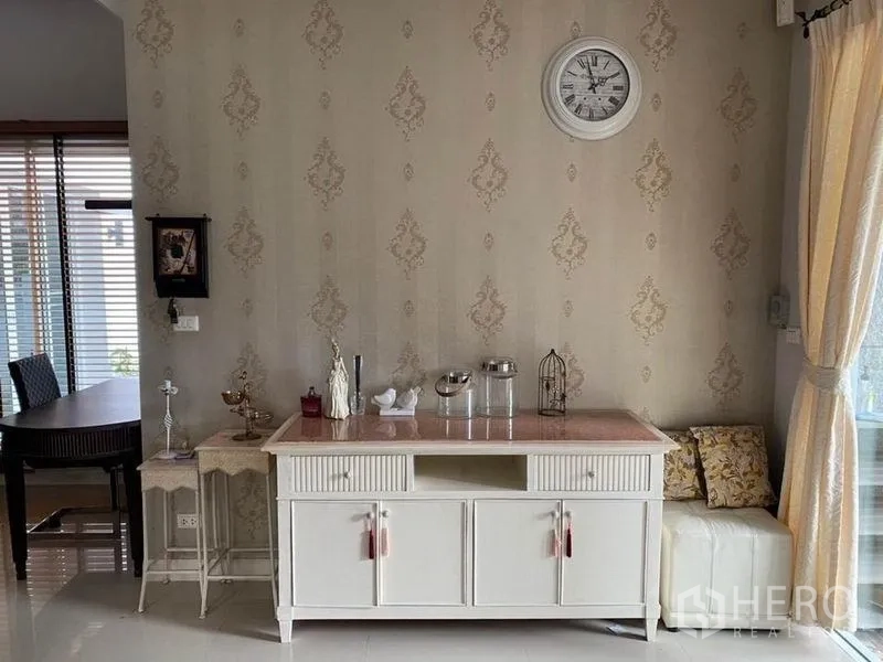 บ้าน ให้เช่าหรือขายในPrawet, Bangkok - มุมตกแต่งภายใน ตู้คอนโซลวินเทจ นาฬิกาแขวน และผ้าม่านโทนอ่อน