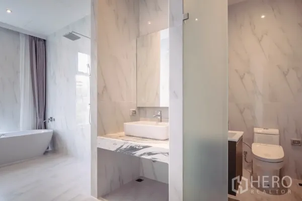 อพาร์ทเมนท์ ให้เช่าในKhlong Toei, Bangkok - ห้องน้ำหินอ่อนพร้อมอ่างล้างหน้า เคาน์เตอร์ลายหิน และโถสุขภัณฑ์สมัยใหม่