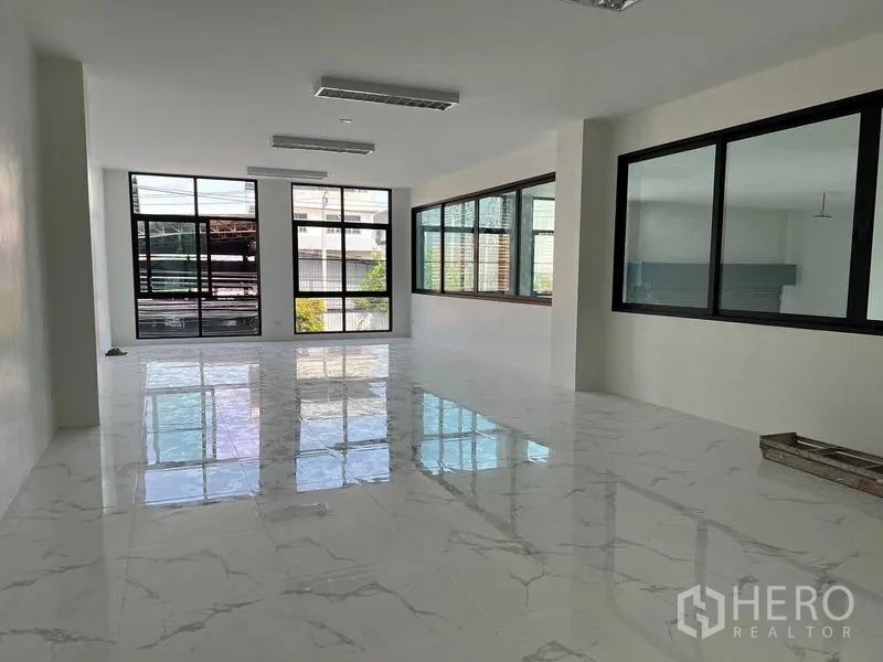 货栈 出租在Bang Sao Thong, Samut Prakan - 楼上办公区，亮面地砖与大面积窗户引入自然光
