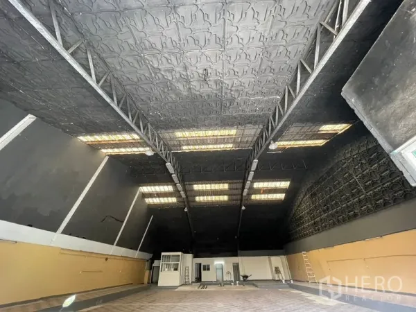 คลังสินค้า ให้เช่าในSam Phran, Nakhon Pathom - ภายในโกดังเพดานสูง โครงเหล็ก และแผ่นหลังคาโปร่งแสง