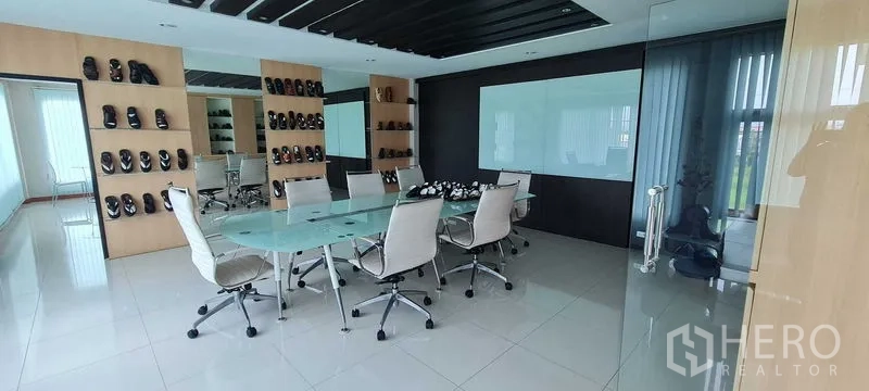 货栈 出租或出售在Bang Phli, Samut Prakan - 门厅大面积落地窗，可眺望室外绿地。