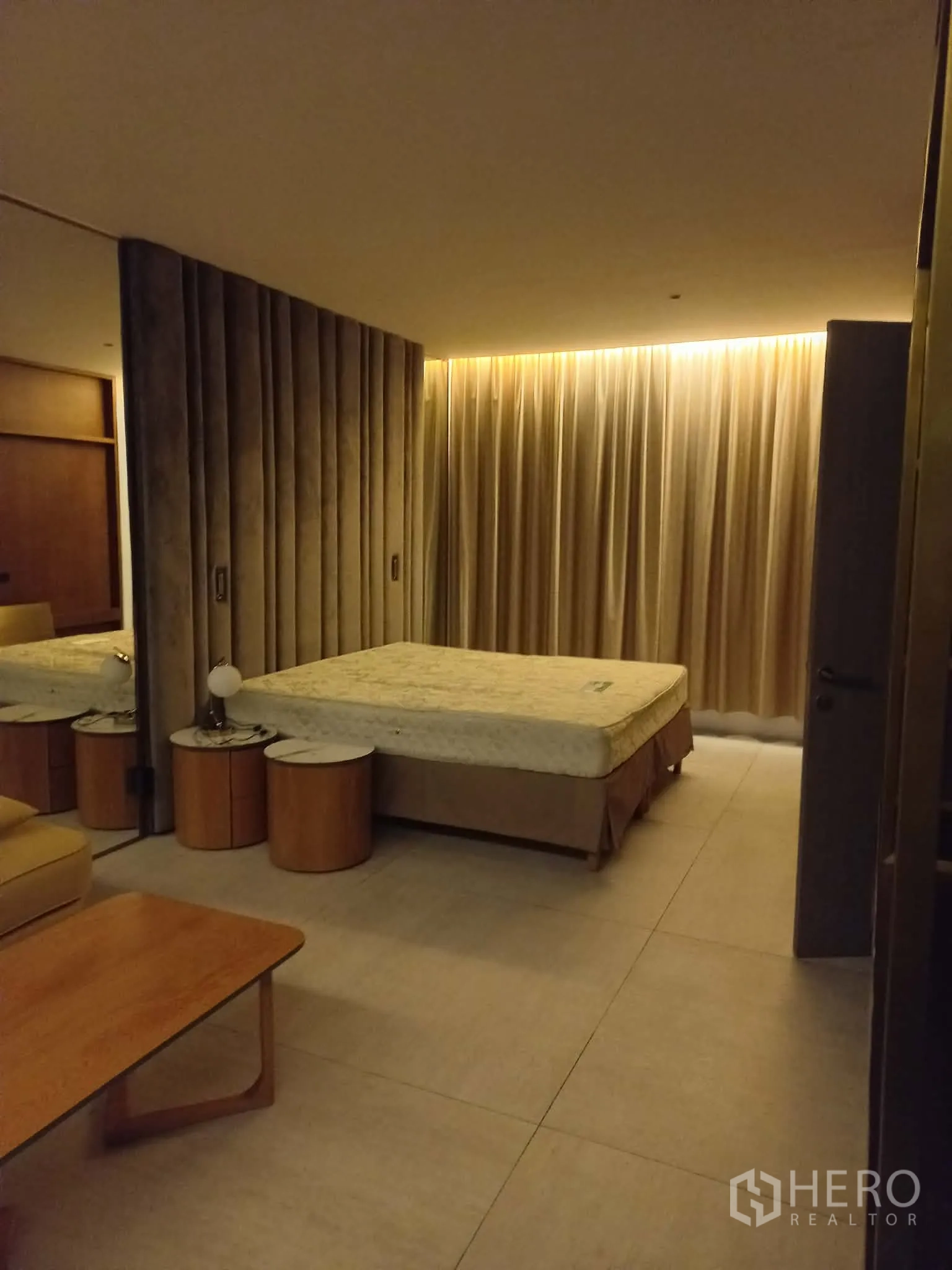 带办公室的家 for rent in Suan Luang, Bangkok - 卧室或行政套间，软包墙、床头柜与大窗帘，暖色照明与瓷砖地面。