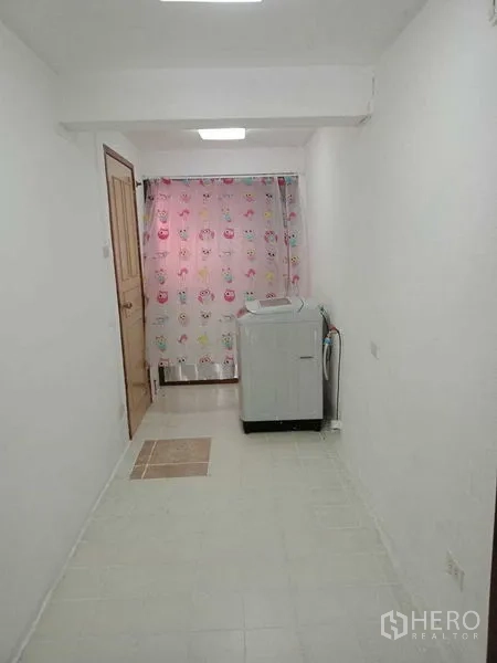 ทาวน์เฮาส์ ให้เช่าในKhlong Toei, Bangkok - โซนซักล้างพร้อมเครื่องซักผ้าในห้องสว่าง