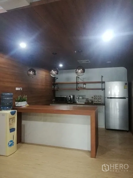 สำนักงาน ให้เช่าในWatthana, Bangkok - แพนทรีออฟฟิศพร้อมเคาน์เตอร์ ตู้เย็น ไมโครเวฟ ชั้นวาง และเครื่องทำน้ำดื่ม