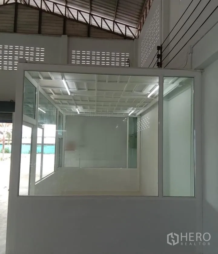 工厂 出租在Lat Lum Kaeo, Pathum Thani - 厂内玻璃隔断办公室，照明明亮