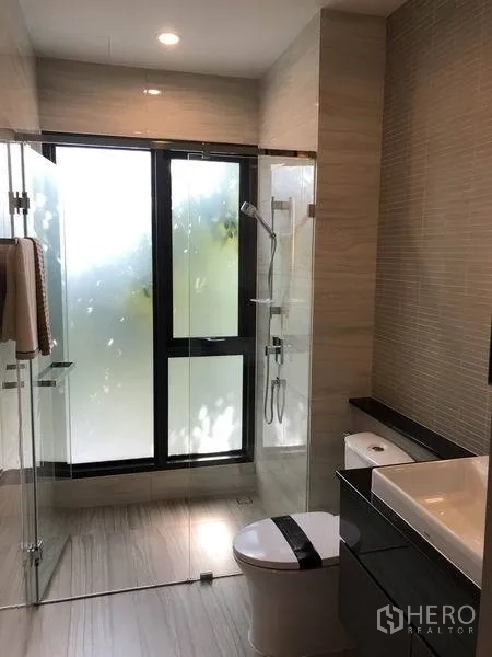 独立式住宅 出售在Bang Kapi, Bangkok - 当代卫浴，玻璃干湿分离淋浴间、磨砂窗与洗手台。