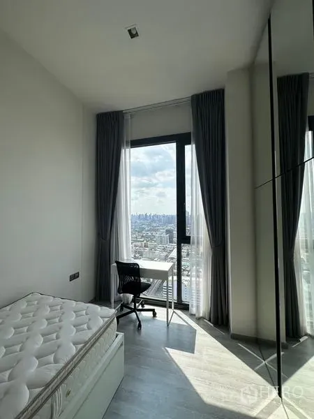 คอนโด ให้เช่าในPhra Khanong, Bangkok - ห้องนอนกะทัดรัดมีโต๊ะทำงานริมหน้าต่างเต็มบาน ตู้เสื้อผ้าบานกระจก วิวเมืองกว้าง