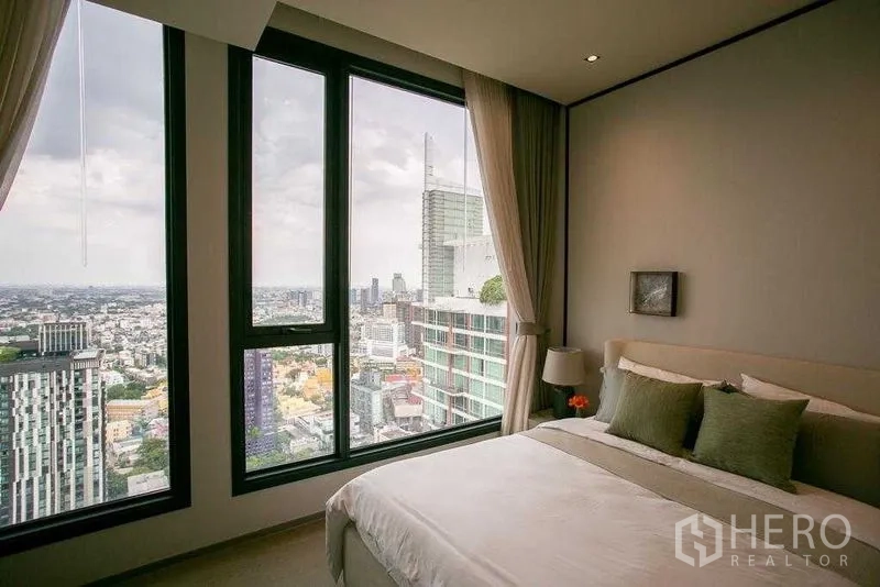 คอนโด ให้เช่าในWatthana, Bangkok - ห้องนอนพร้อมหน้าต่างมุมกว้าง มองเห็นวิวตึกสูง