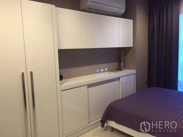 คอนโด ให้เช่าในKhlong Toei, Bangkok - ห้องนอนอีกห้อง ตู้บิลต์อินสีขาว แอร์ และชุดเครื่องนอนสีม่วง