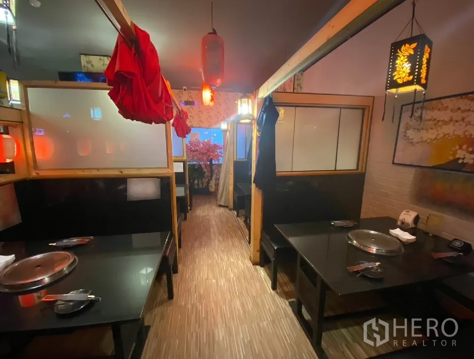 零售空间 出租在Watthana, Bangkok - 带内置烤盘/火锅桌的卡座区，暖色灯光